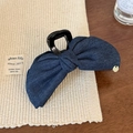 Dettaglio di un fermaglio per capelli in denim blu con fiocco e placca in metallo - Grande Pinza per Capelli / Molla Capelli Blu Denim
