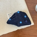 Détail de la pince à cheveux bleu marine à pois avec décoration de bouton - Pois Bleu Marine