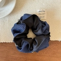 Detail van donkerblauwe gestreepte haarscrunchie met strass en zilveren kralenrand - Marine Streep