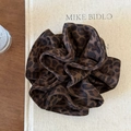Dettaglio di elastico per capelli leopardato vintage con trama vellutata e pieghe - Leopardo Caffè