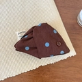 Détail de la pince à cheveux marron à pois avec bouton et étiquette de la marque - Pois Café