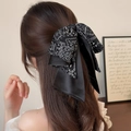 Franse haarclip met zwart-witte paisley strik en lange linten voor een elegante look - Zwart Gedrapeerde Print