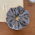 Detail of grey fabric scrunchie with red heart patterns on a wooden surface - Heart Style (FQ-0013) / Grey Blue