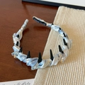 Dettaglio cerchietto ondulato blu sfumato con denti antiscivolo e perle di cristallo - Stile avvolto sfumato blu