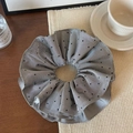Dettaglio dello scrunchie grigio oversize a pois neri su uno sfondo dallo stile elegante - Grigio Pois