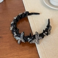 Detalle de diadema trenzada negra con cristales de mariposa y peine interior antideslizante - Estilo Mariposa Strass Negro