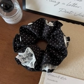 Détail d'un chouchou à pois noirs avec bordure en dentelle florale délicate - Pois Noir