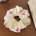 Elegante elastico scrunchie crema con ricamo a fiocco rosso su tessuto, accessorio per capelli - Bianco Sporco