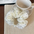 Dettaglio ravvicinato dell'elastico in organza a pois con eleganti grandi perle bianche - Bianco Riso a Pois