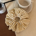 Detail eines gelb-weiß gestreiften Stoff-Haargummis auf einem rustikalen Tisch mit Deko - Gelb Kaffee Gestreift - Groß