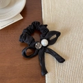 Dettaglio di elastico in raso nero con grande perla finta e perline di cristallo - Fiocco Nero
