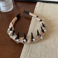 Dettaglio del cerchietto in raso champagne con perle bianche e cristalli lucenti decorati - Stile Elegante Perla Cristallo / Con Denti Antiscivolo / Cerchietto Champagne di Lusso