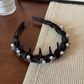 Dettaglio di un cerchietto di lusso imbottito con perle, cristalli e borchie nere - Stile Perla con Punte Punk / Con Denti Antiscivolo / Cerchietto Nero di Lusso