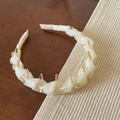 Détail d'un serre-tête tressé crème avec dents antidérapantes et perles scintillantes - Blanc Cassé