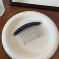 Peigne à cheveux minimaliste coloré avec dix dents en métal argenté ondulé - Bleu marine