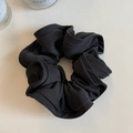 Λεπτομερής λήψη μαύρου scrunchie με βολάν, λεπτή πλεκτή υφή και λάστιχο υψηλής ελαστικότητας - Μαύρο