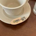 Eleganter Metall-Haarclip mit bunten Strassblumen auf einem Keramiktablett - Champagner