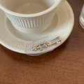 Barrette à cheveux fleurie en métal avec strass colorés sur une tasse à café - Violet Transparent