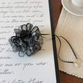 Dettaglio della molletta per capelli in organza floreale con nastri lunghi e foglie - Double Sided Pleated