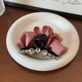 Detail van haarclip met roze satijnen strik en hartvormige kristallen accenten - Roze