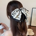 Barrette à cheveux double nœud chic blanc et noir avec imprimé camélia et pendentif perle - Pince Queue de Cheval à Nœud