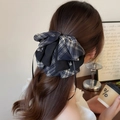 Elegante haarklem met donkerblauwe ruitjesstrik en lange zwarte linten met hanger - Zwarte Ruit Paardenstaartclip