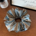 Dettaglio dell'elastico scrunchie XL a righe bicolore con etichetta fashion tessuta - Blu Caffè