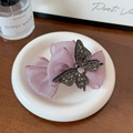 Detailaufnahme der lila Organza-Haarklammer mit schwarzen Schmetterlings-Strassakzenten - Rosa 7cm
