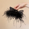 Detail von schwarzer Feder-Haarklammer mit Spitzen-Schmetterling und Perlen-Quasten - Schwarz (11cm)