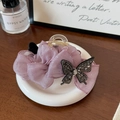 Détail d'une élégante pince à cheveux papillon en tulle mauve avec des strass étincelants - Rose 13cm