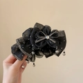 Macro dettaglio della molletta per capelli con fiocco in organza nera e strass lucidi - Pinza 11cm