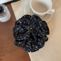 Vintage Haargummi in Dunkelblau mit Blumenmuster, vierlagigen Rüschen und Saum - Marineblau Floral