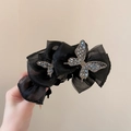 Detailaufnahme der schwarzen Organza-Schleife Haarklammer mit glänzenden Schmetterlingen - Haarklammer (13cm)