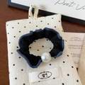 Dettaglio di elastico in denim con balze e perla su sfondo a pois in stile vintage - Modello Perla Tagliacuci
