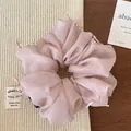 Vista dettagliata dell'elastico per capelli in organza rosa con piccoli fiocchi di nastro - Rosa