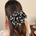 Pinza per capelli con fiocco floreale e perle da donna, indossata per un'acconciatura elegante - Clip Coda di Cavallo Stampa Nera
