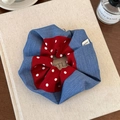 Detalle de coletero de doble capa en denim azul y lunares rojos con etiqueta de hecho a mano - Estilo Coletero Grande