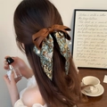 Fermaglio per capelli a fiocco in raso marrone con stampa floreale e perle - Fermaglio per Coda di Cavallo Stile Maillard