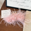 Dettaglio del fermaglio per capelli con piume rosa, strass scintillanti e molla dorata di lusso - Rosa 13cm