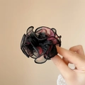 Détail de la pince à cheveux fleur en organza moelleux en noir et rouge foncé - Style de Fleur Épissée Noire et Rouge
