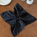 Détail d'un chouchou noir avec motif de cœurs blancs sur un tissu doux et fluide - Coeur Noir