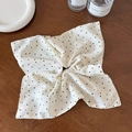 Gros plan sur un foulard en mousseline crème avec de délicats motifs de cœurs noirs - Coeur Blanc Crème