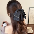 Elegante fermaglio per capelli a fiocco in raso nero con bordo in strass su modella - Fermaglio Coda di Cavallo Nero con Strass / Nero
