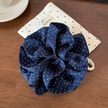 Nahaufnahme von dunkelblauem gepunktetem Haargummi mit Satin-Textur und Stoffbeutel - Inklusive Aufbewahrungstasche / Marineblaue Punkte