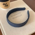 Detail eines blauen Denim-Haarreifens mit orangefarbenen Kontrastnähten auf Sackleinen - Denim Dunkelblau