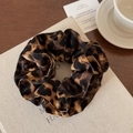 Dettaglio dell'elastico in raso leopardato su libri d'epoca e cartoline d'arte per capelli - Leopardo Giallo