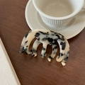 Détail d'une pince à cheveux en acétate écaille avec gravure dorée France Handmade - 4mm Épaisseur / Écaille Claire 10cm