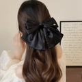 Grande pince à cheveux élégante en satin noir avec nœud multicouche et logo doré - Noir