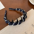 Dettaglio cerchietto in tessuto blu scuro con perle bianche e dentini antiscivolo - Stile Avvolto con Perle Artificiali / Nero