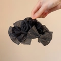 Dettaglio di un fermaglio per capelli in rete nera con doppio fiocco e strass - 13cm / Nero